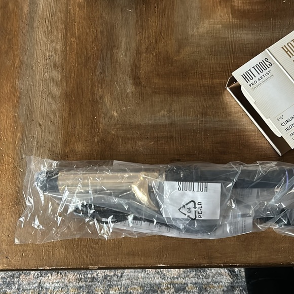 HOT TOOLS Pro Artist 24k Gold Extra Long Curling Iron/Wand 1 1/4” Barrel NEW NWT - Picture 3 of 3